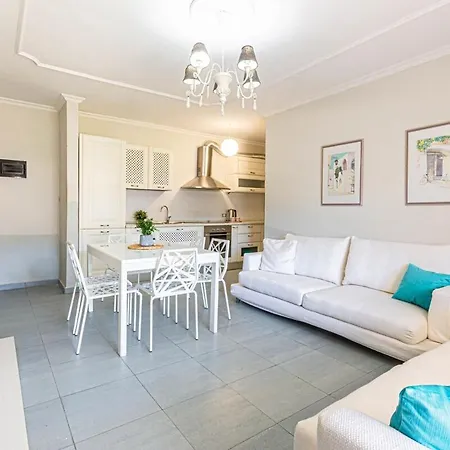 Alpha 2 Bedroom - 3 Min Beach, Full Kitchen Apartment